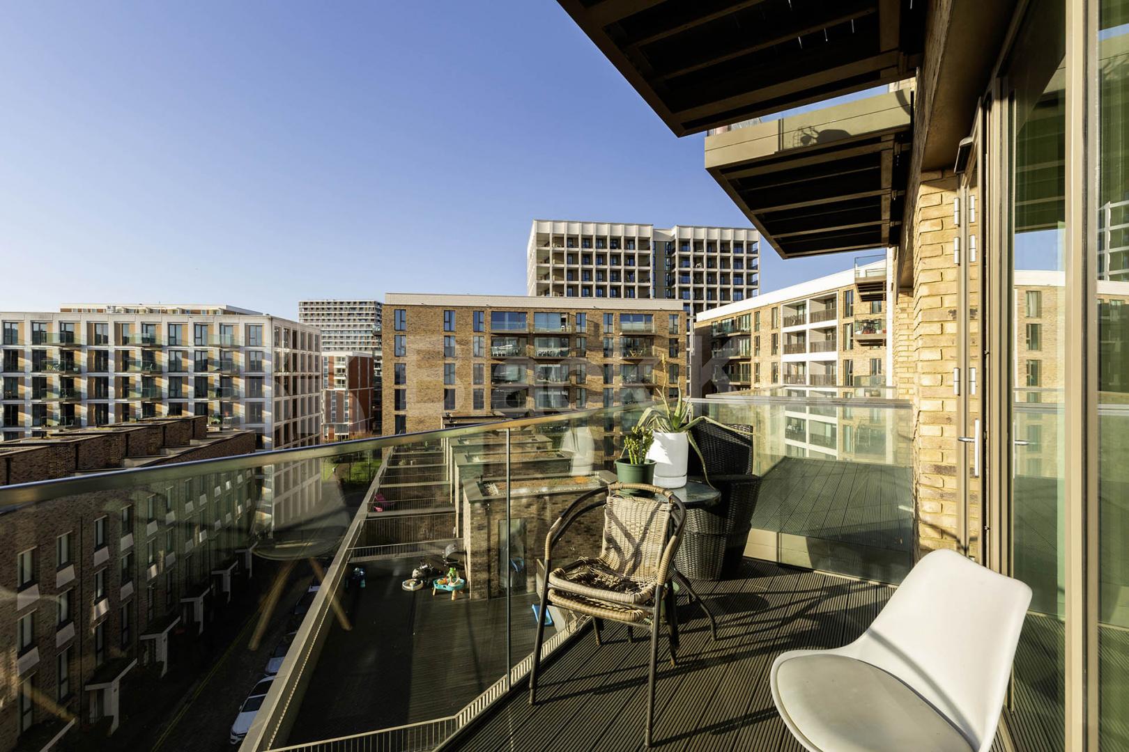 Beautiful 2 bed 2 bath in the popular development in Royal Wharf Admiralty Avenue, Royal Wharf